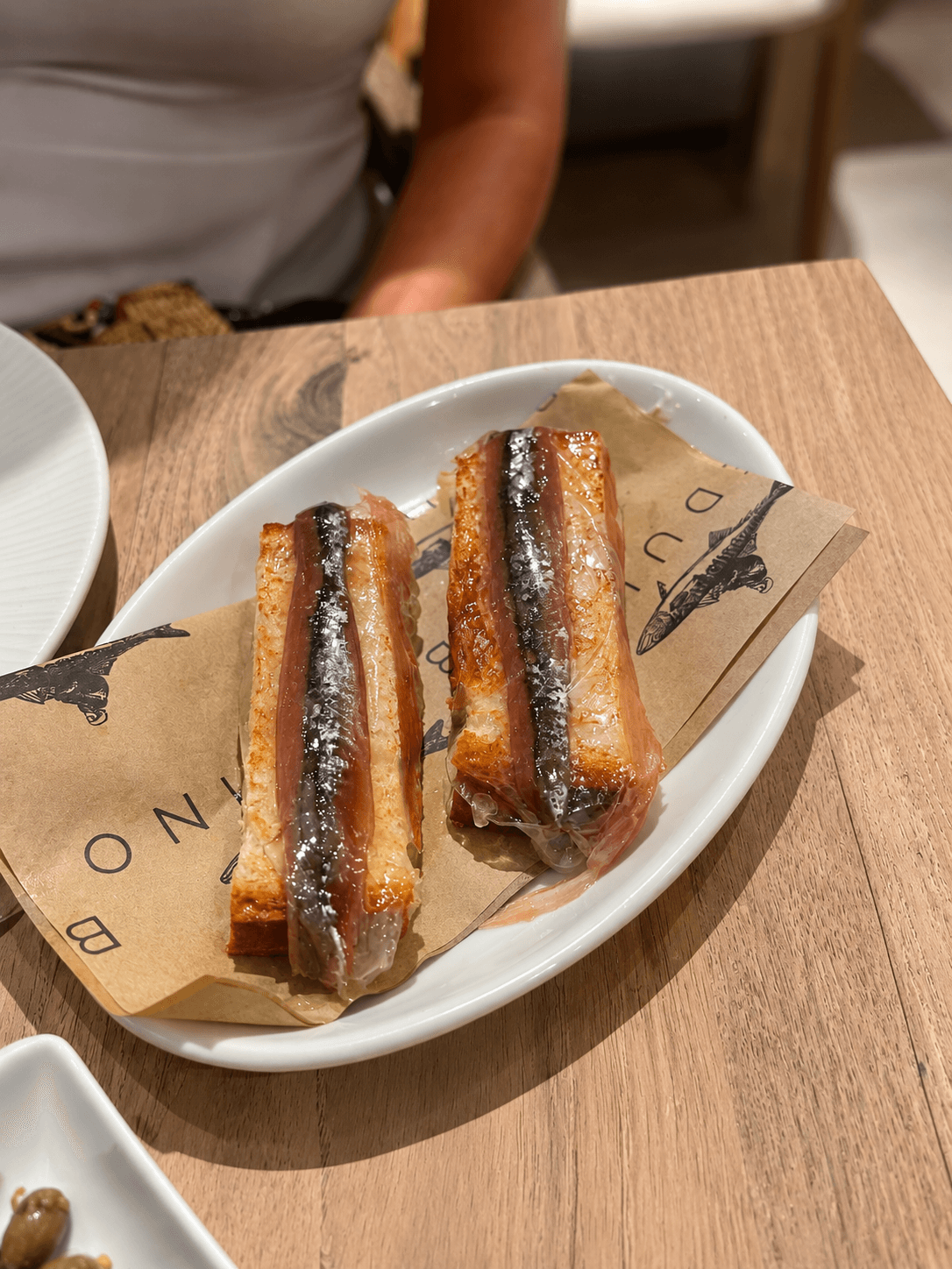 Anchoas del Cantábrico con papada de bellota sobre pan de cristal