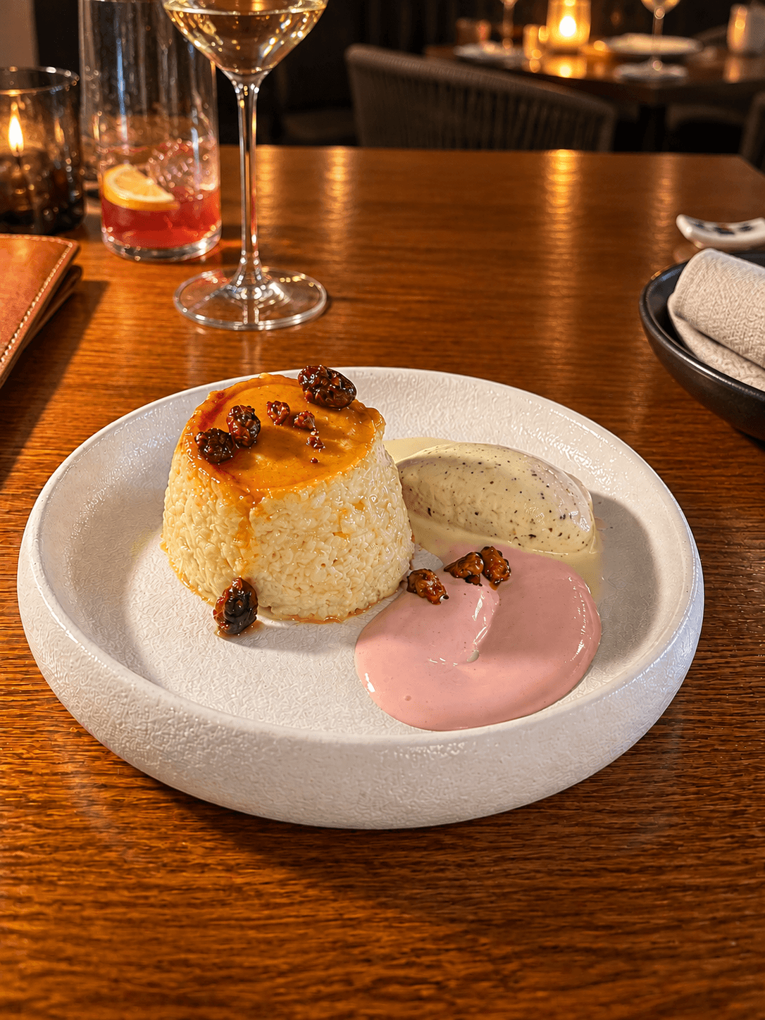 Flan de queso y pistacho con helado, salsa de frambuesa y yogur